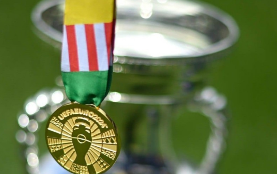 Avro-2024-ün qalibinə veriləcək medalın yaxından FOTOSU