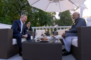 Putin və Modi arasında qeyri-rəsmi görüş: "Çay süfrəsi arxasında..." - VİDEO