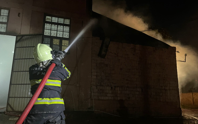 Bakıda sexdə yanğın baş verdi - VİDEO