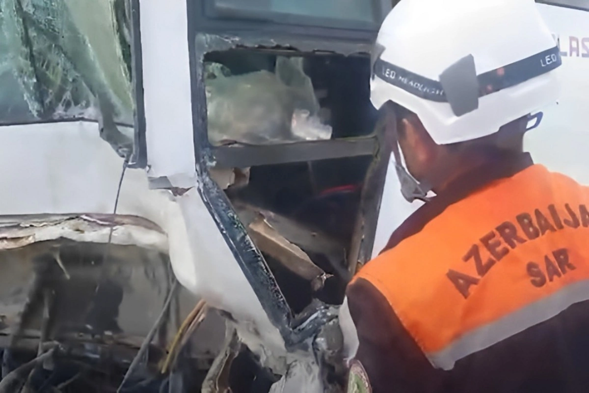 Bakıda avtobus yük avtomobili ilə toqquşdu - VİDEO