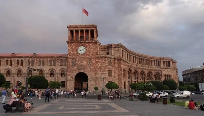 Ermənistan bu görüntülərdən danışır: paytaxtda yarıçılpaq insanlar... - FOTOLAR