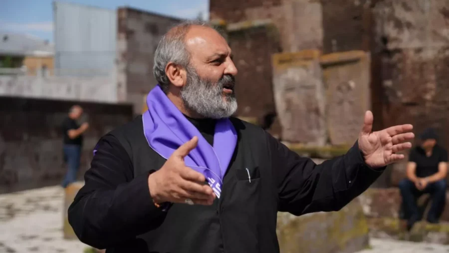 Qalstanyanın bu hərəkəti gündəm oldu: “Utancverici...” – VİDEO