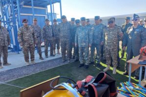 Zakir Həsənov Qazaxıstanın hərbi gəmilərindən birini ziyarət etdi - VİDEO