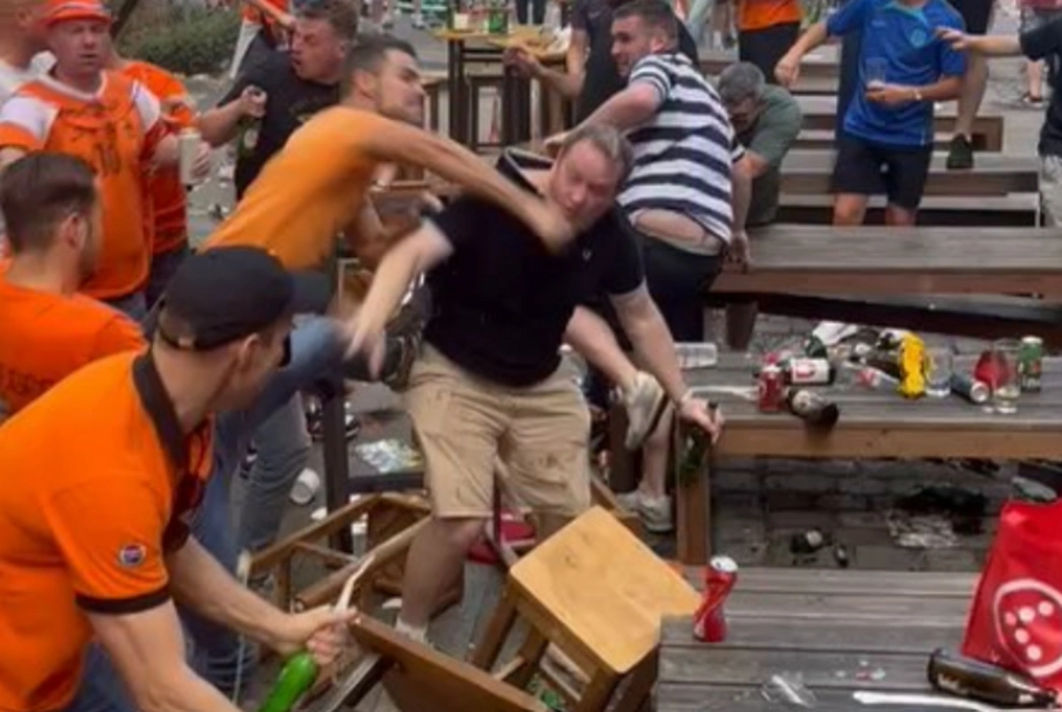 Niderland və İngiltərə azarkeşləri arasında dava düşdü - VİDEO 1 Niderland və İngiltərə azarkeşləri arasında dava düşdü - VİDEO