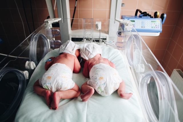 Xəstəxanada əkizlərdən biri yoxa çıxdı, təşkilatlar ayağa qalxdı - FOTO