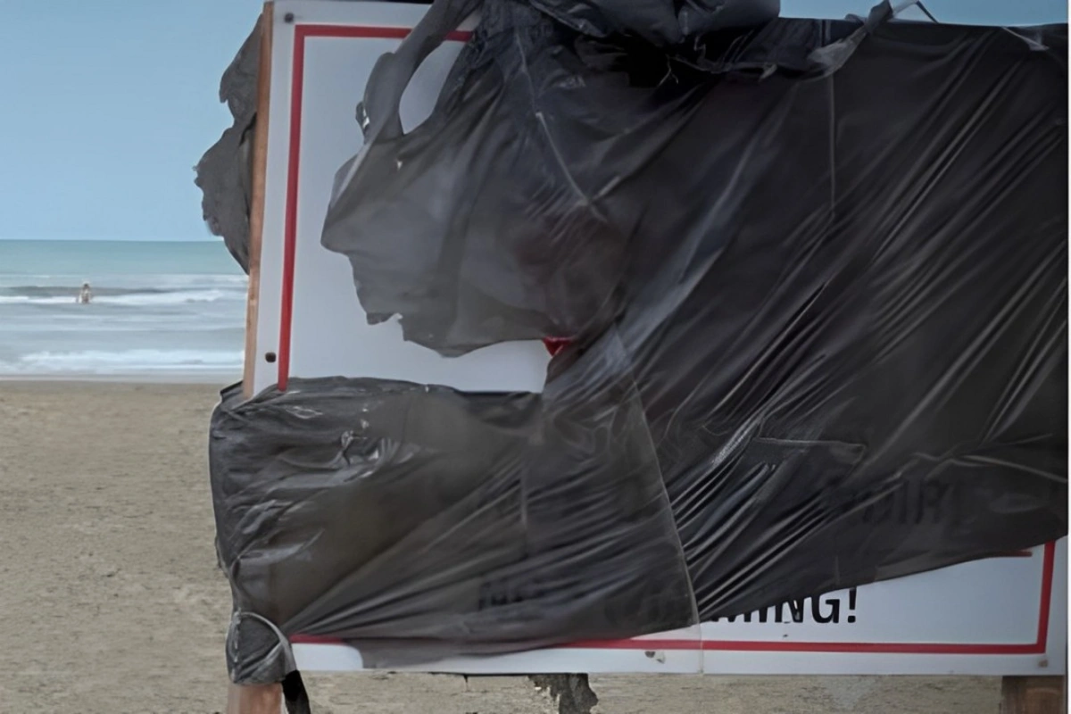 Sumqayıt çimərliyində ifşa edilən özbaşınalıq: İnsanları ölümə aparan lövhə quraşdırılıb - VİDEO