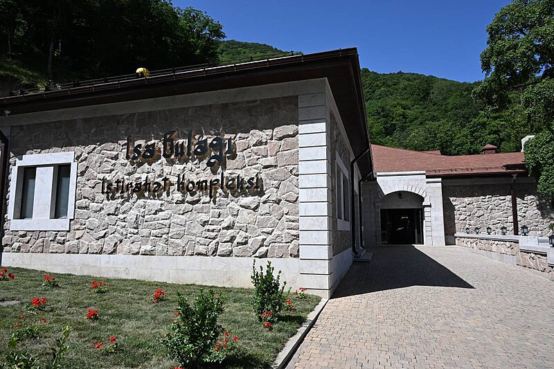 "İsa Bulağı"nda bir stəkan çay 32 manatdır?