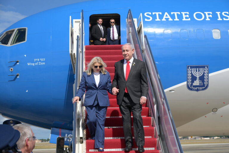Həbs təhlükəsindən qaçış: Netanyahunun təyyarəsi izləmədən yayınaraq uçdu