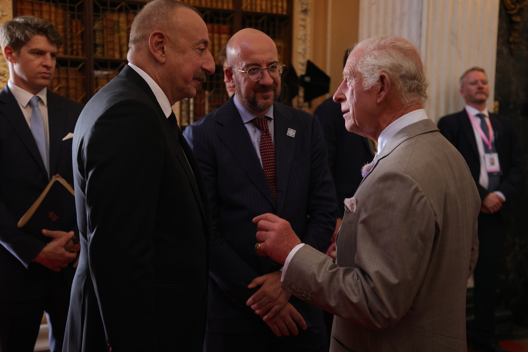 Hər şeyin təzəsi, dostun köhnəsi... - FOTO