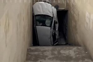 Bakıda kuryoz olay: avtomobil piyada keçidinə düşdü - VİDEO