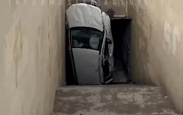 Bakıda kuryoz olay: avtomobil piyada keçidinə düşdü - VİDEO 1 u 0