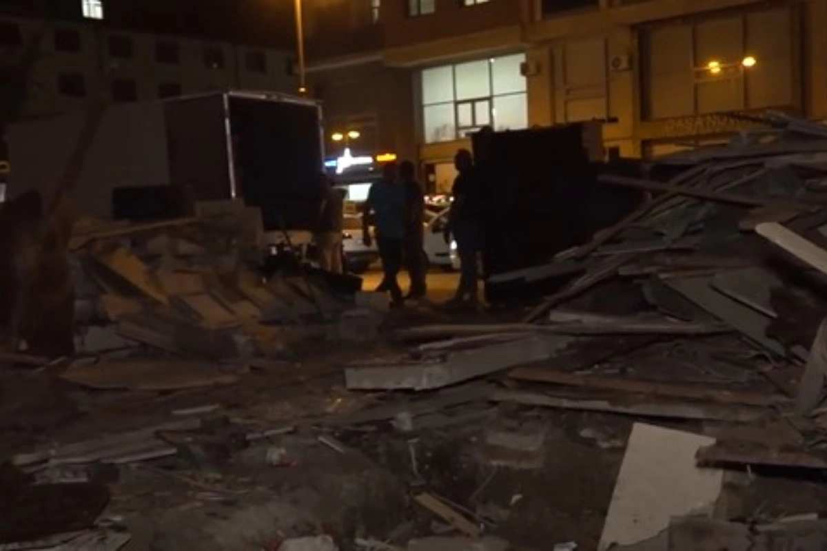 Yasamalda gecə ilə obyektləri sökdülər - VİDEO