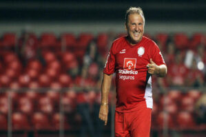 Əfsanəvi futbolçu Parisdə qarət edildi