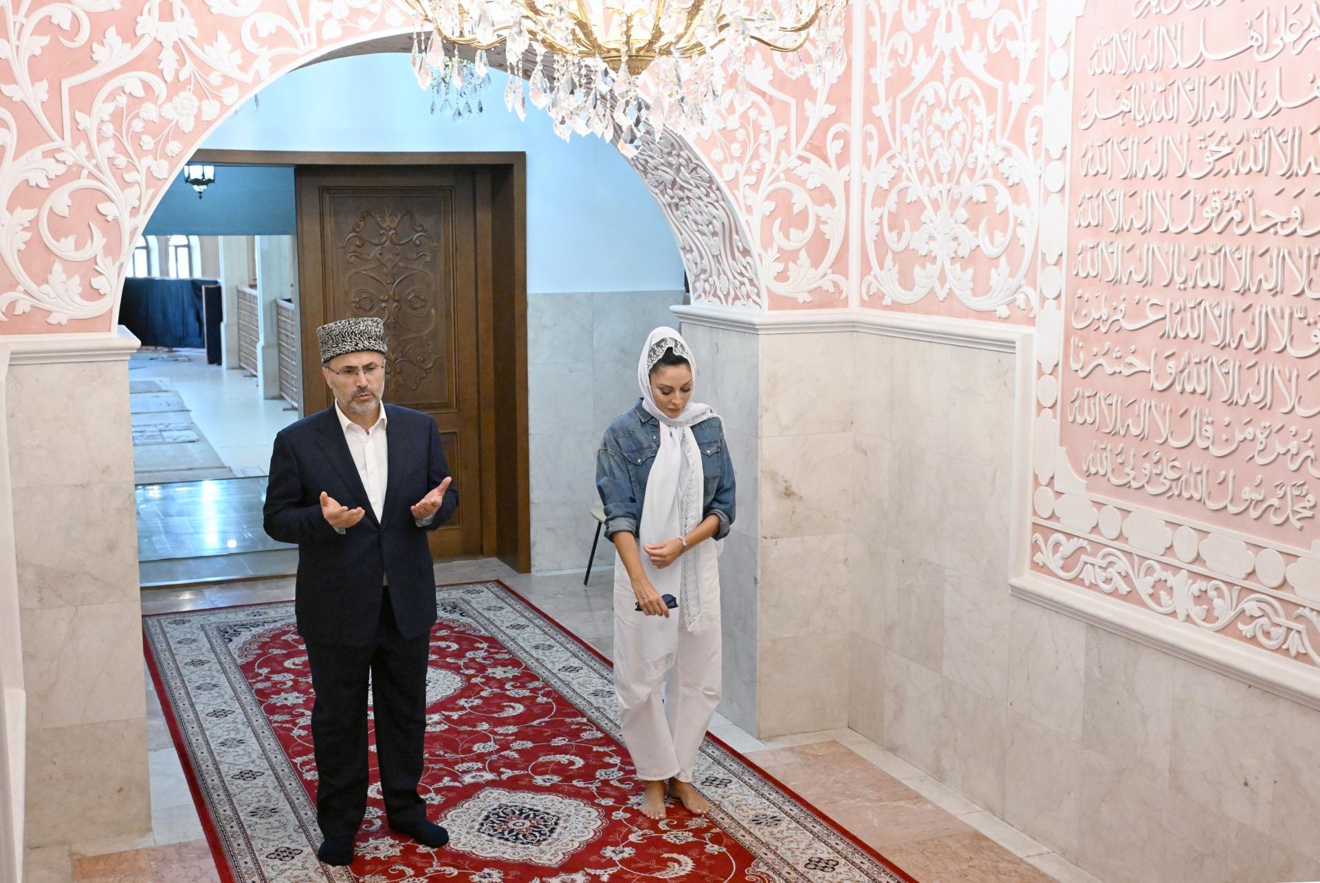 Mehriban Əliyeva Bibiheybət kompleksini ziyarət edib 4 Mehriban Əliyeva Bibiheybət kompleksini ziyarət edib