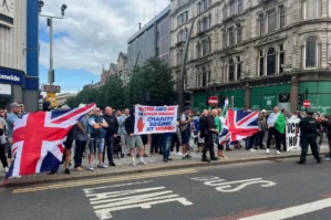 İngilislər ayaqlandı: Miqrantları yandırmaq istədilər