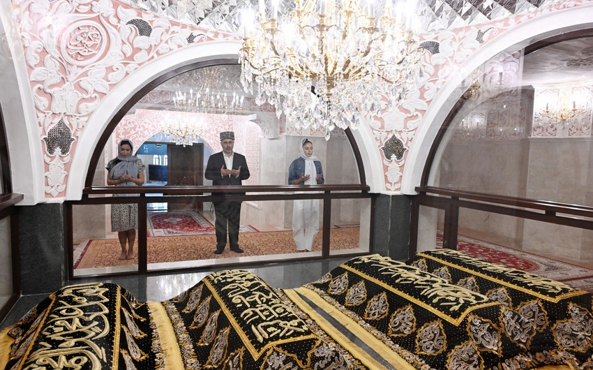 Mehriban Əliyeva Bibiheybət kompleksini ziyarət edib