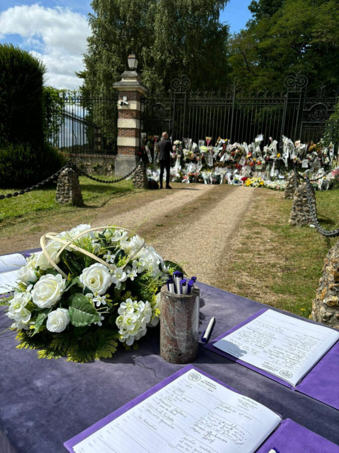 Alen Delonun bu vəsiyyəti yerinə yetirildi - Belə dəfn olundu / FOTOLAR