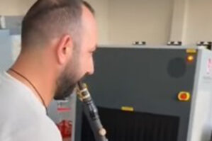 Ona inansınlar deyə aeroportda klarnet çaldı - VİDEO