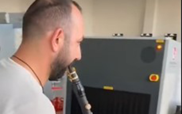 Ona inansınlar deyə aeroportda klarnet çaldı - VİDEO