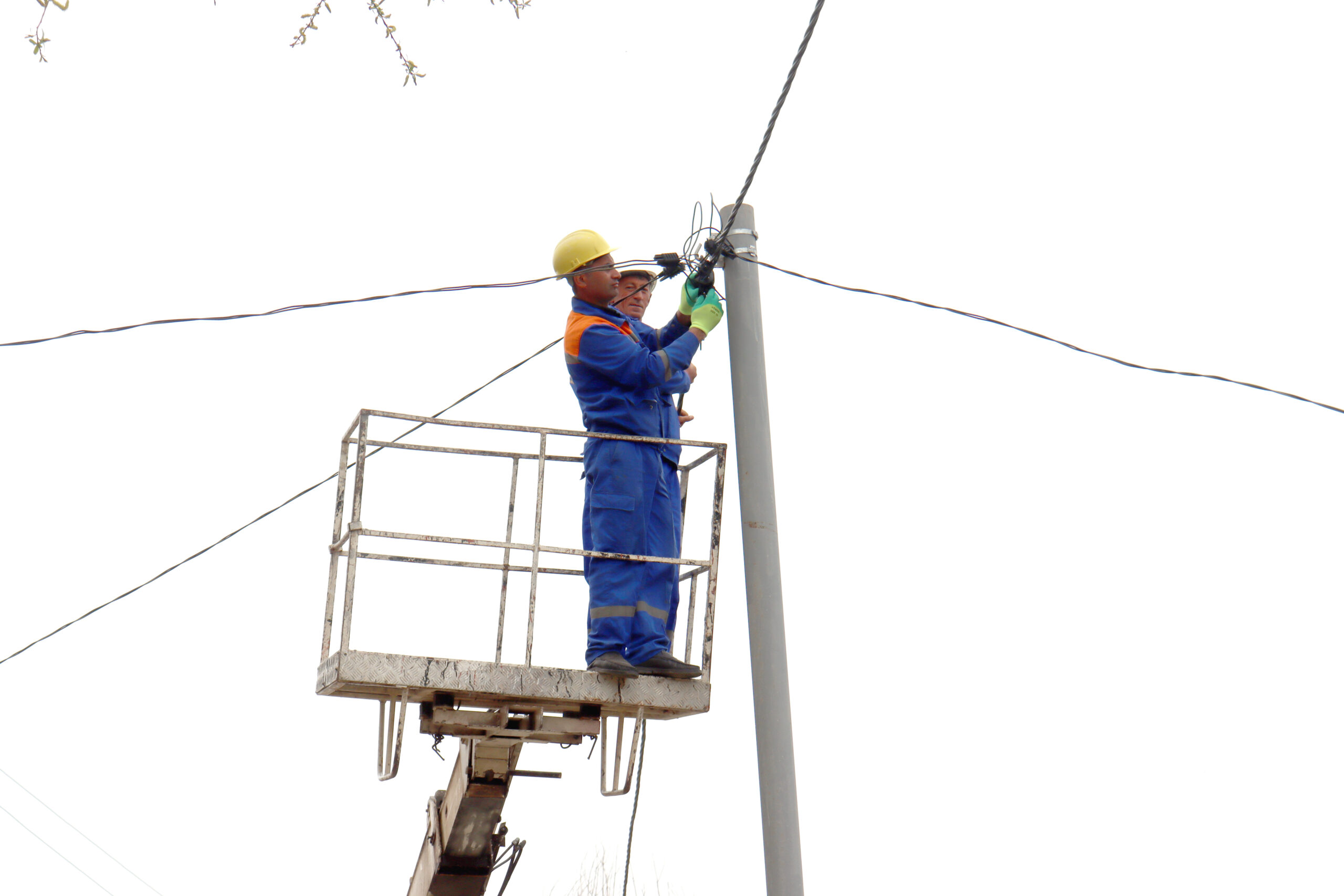 “Azərişıq” Gədəbəydə yenidənqurma işlərini davam etdirir - VİDEO