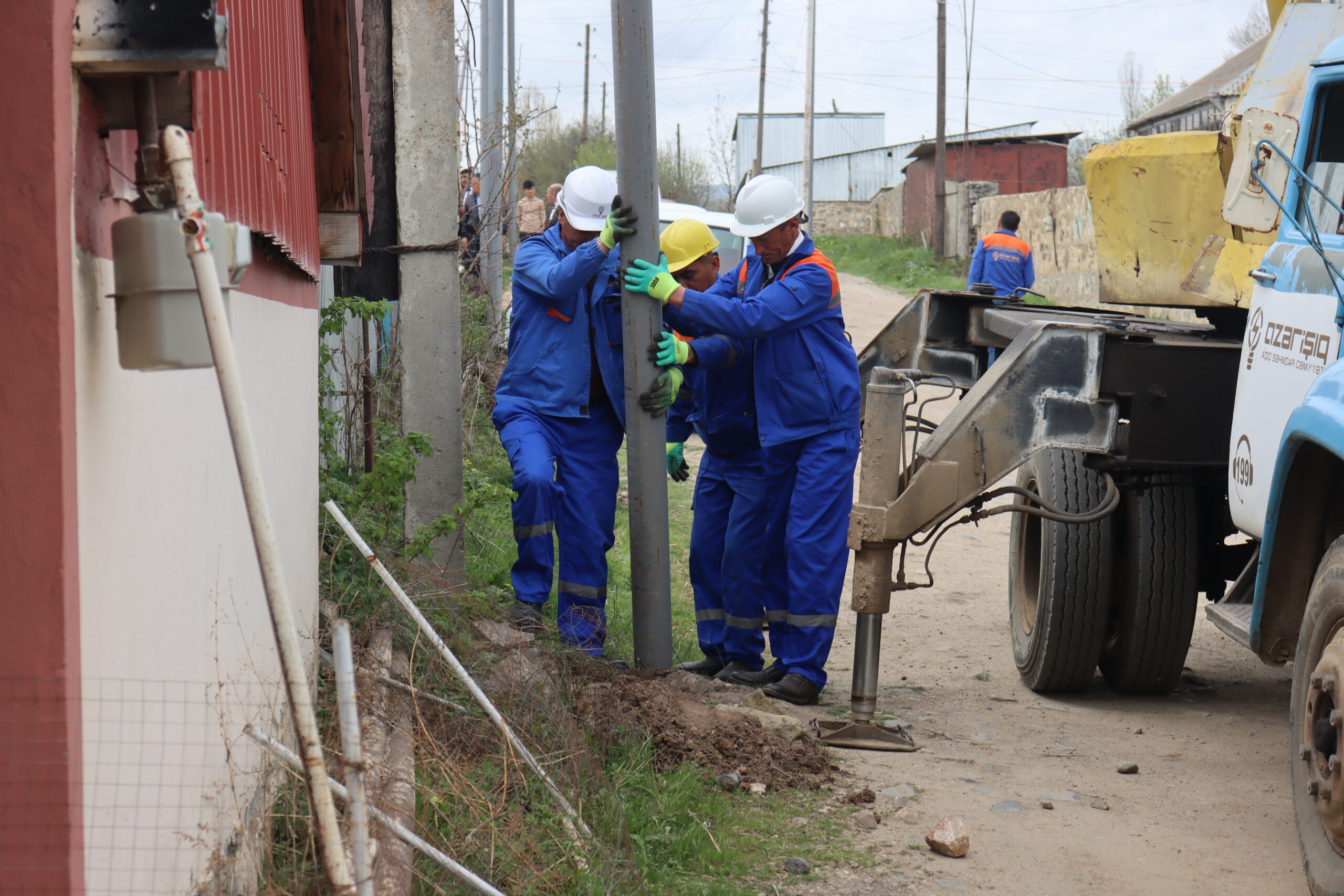 “Azərişıq” Gədəbəydə yenidənqurma işlərini davam etdirir - VİDEO