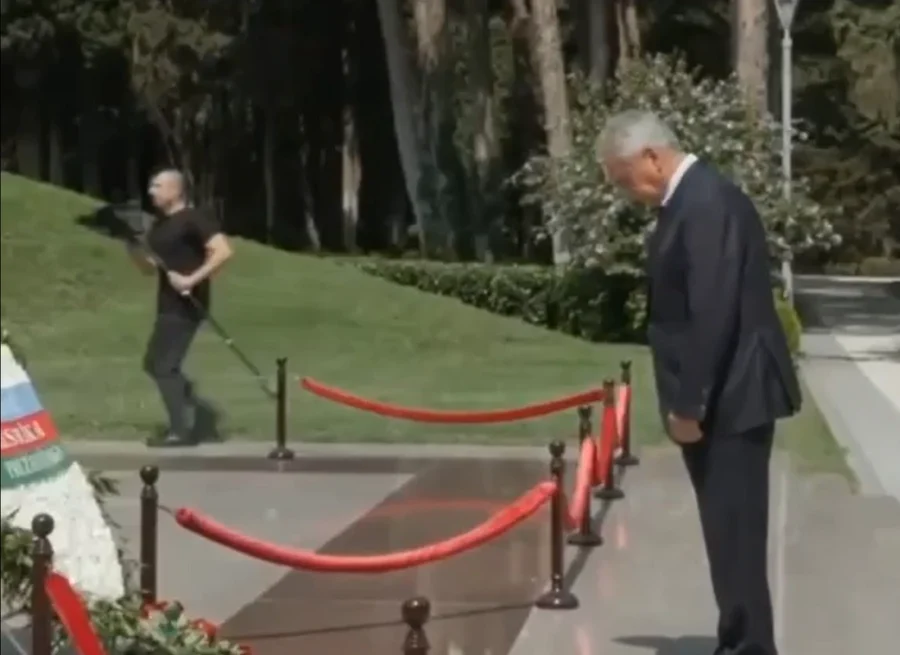 Sergey Şoyqu Heydər Əliyevin məzarını ziyarət etdi - VİDEO