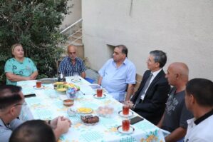 Zahid Oruc şəhid ailəsini ziyarət etdi, seçicilərlə söhbətləşdi - FOTO