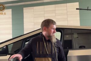 Kadırov Maskdan aldığı pikapı sürdü - əsgərlərə göndərir / VİDEO