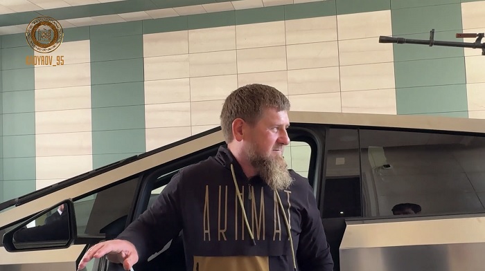 Kadırov Maskdan aldığı pikapı sürdü - əsgərlərə göndərir / VİDEO