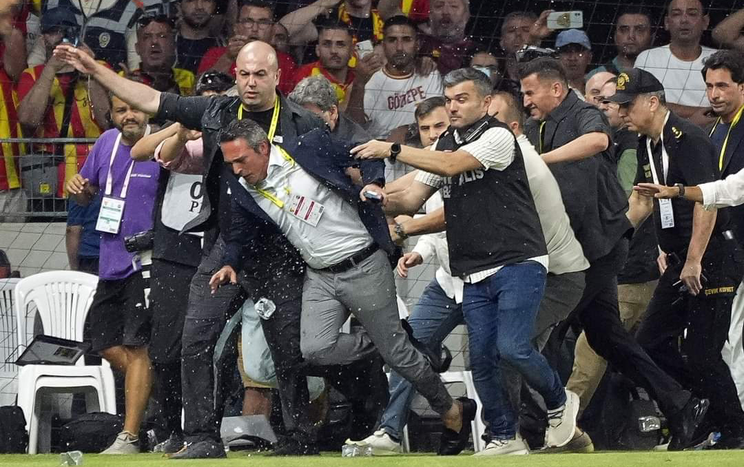 “Fənərbaxça”nın prezidentinə hücum oldu - VİDEO