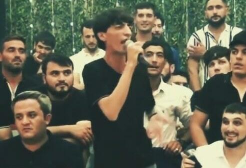 Meyxanaçılar arasında gərginlik: Baləli Orxana mikrofon atdı - VİDEO