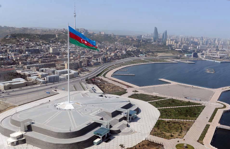 Üçrəngli bayrağımız yenidən Dövlət Bayrağı Meydanında - FOTOLAR - Globalinfo.az