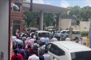 Banqladeş rəsmiləri iş yerlərini tərk edirlər - Səbəb