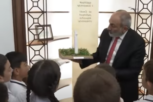 Paşinyan şagirdlərə bu dirəyin maketini göstərdi - VİDEO