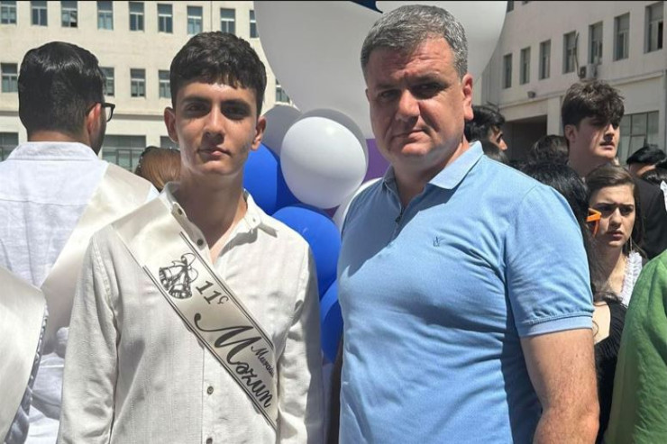 Azərbaycanda tanınmış şəxs oğlu ilə birgə tələbə oldu