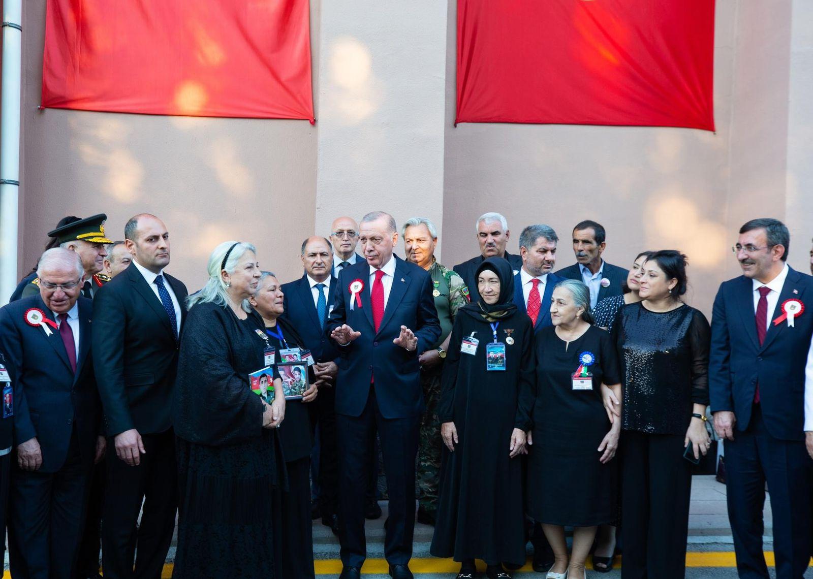 Ərdoğan Vətən müharibəsi şəhidlərinin ailələri ilə görüşdü - VİDEO