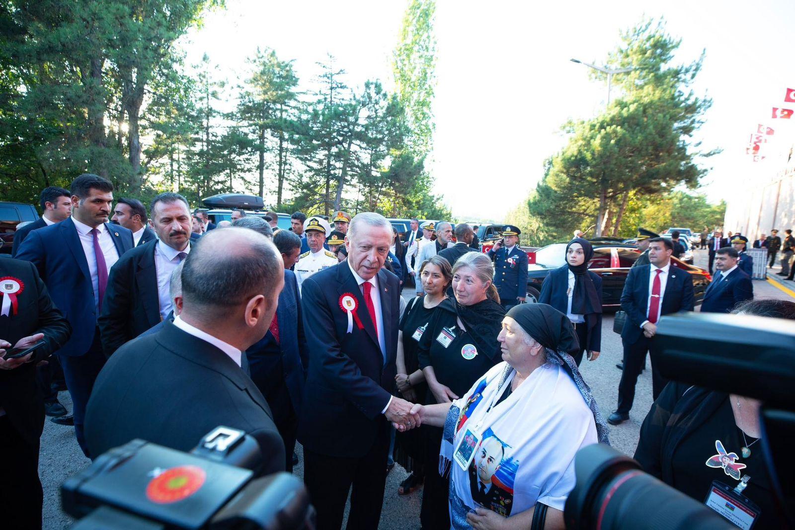 Ərdoğan Vətən müharibəsi şəhidlərinin ailələri ilə görüşdü - VİDEO