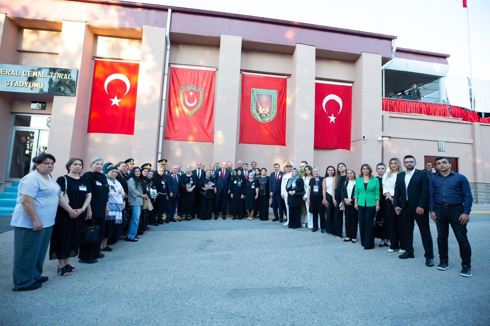 Ərdoğan Vətən müharibəsi şəhidlərinin ailələri ilə görüşdü - VİDEO