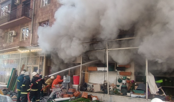 İrəvanın mərkəzində yanğın həyəcanı: Xilasedicilər cəlb olundu - VİDEO