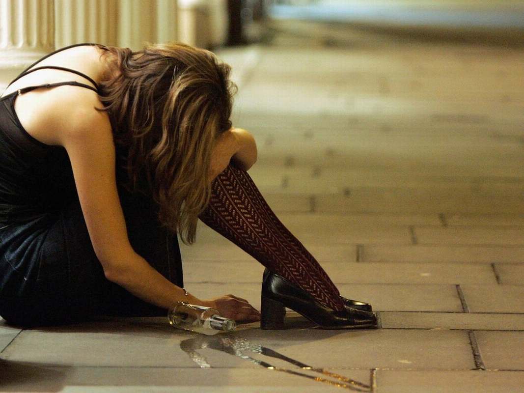 Araq məclisində oturan qadını öldürdülər: Cinayət baş verən evdən GÖRÜNTÜLƏR