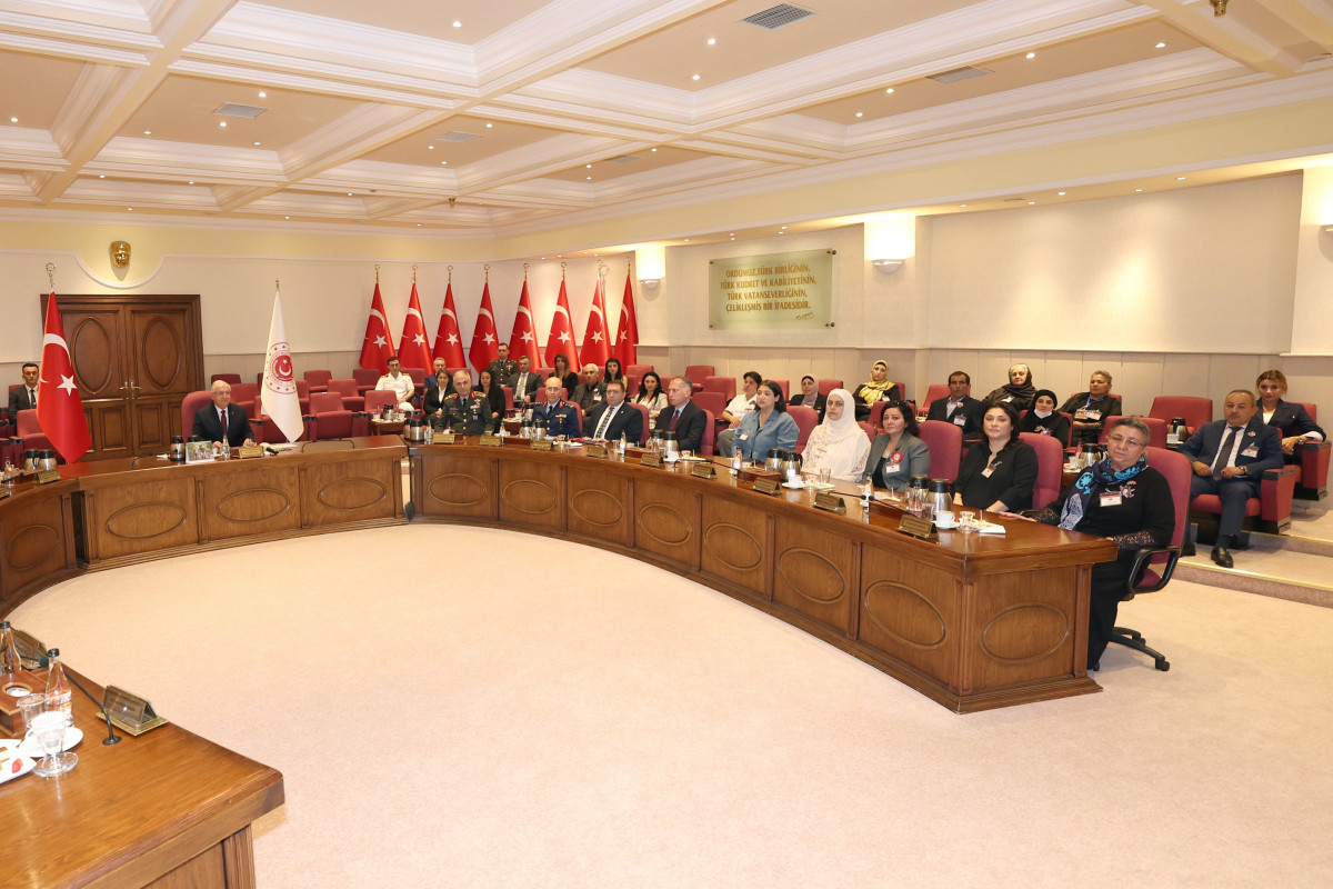 Yaşar Gülər şəhidlərimizin ailə üzvləri ilə görüşdü - VİDEO