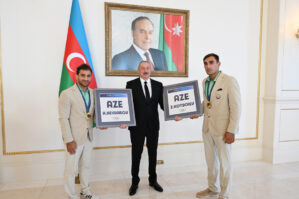 Hidayətlə Zelimdən Prezidentə xatirə hədiyyəsi - FOTO