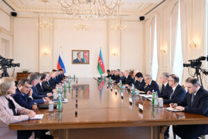 Əliyev və Putinin geniş tərkibdə görüşü keçirildi - VİDEO