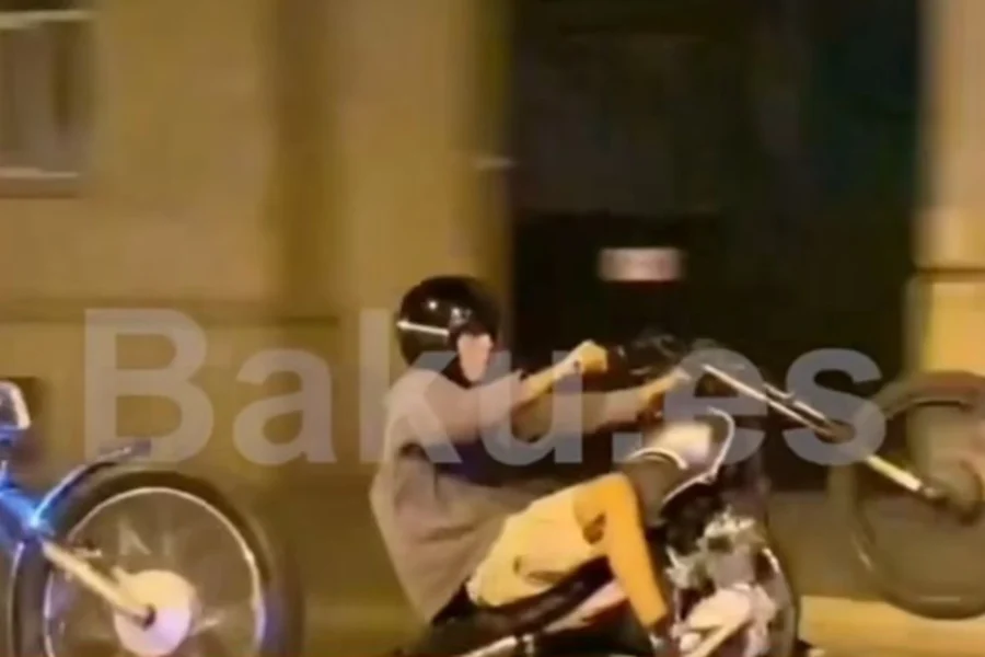 Şəhərin mərkəzində motosiklet sürücülərindən təhlükəli manevrlər - VİDEO