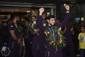 MOK Olimpiya medalçılarını mükafatlandırdı