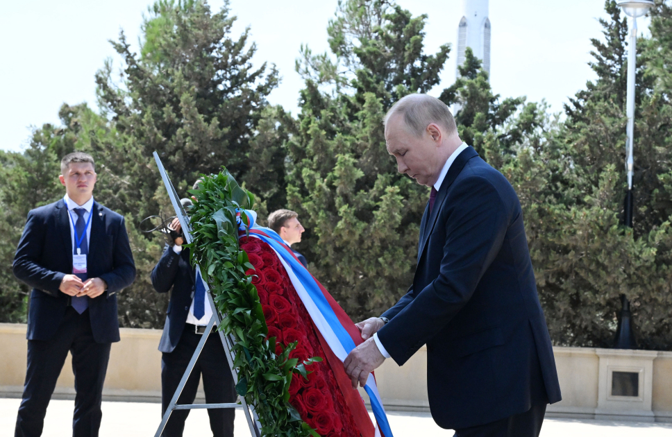 Vladimir Putin Şəhidlər xiyabanını ziyarət etdi - VİDEO