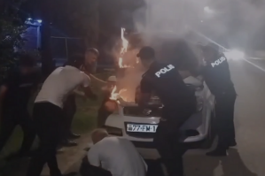 Yanan maşındakı şəxsləri polislər xilas etdi - VİDEO