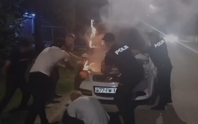 Yanan maşındakı şəxsləri polislər xilas etdi - VİDEO