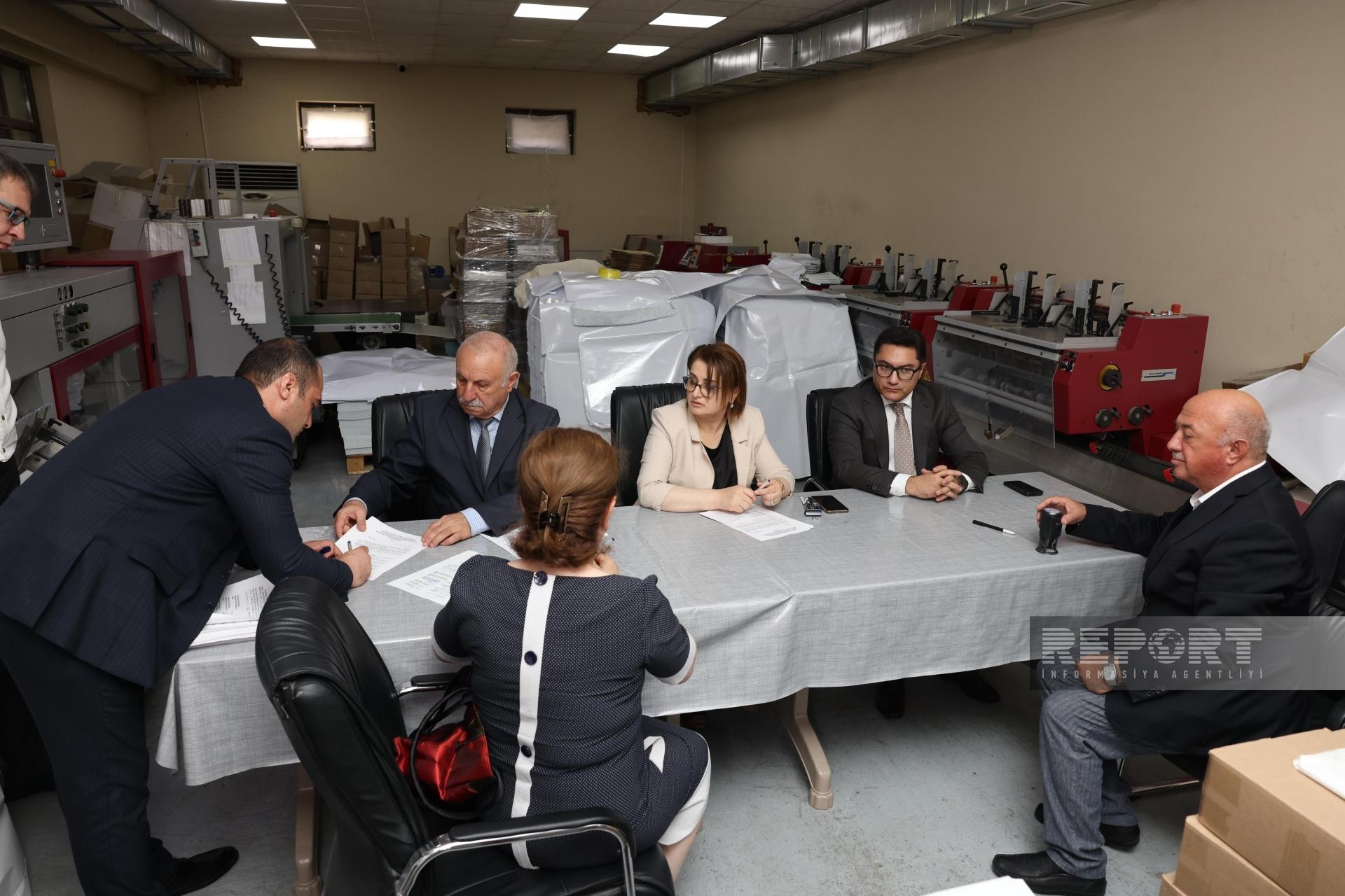 Seçki bülletenləri dairə seçki komissiyalarına paylanılır - FOTOLAR