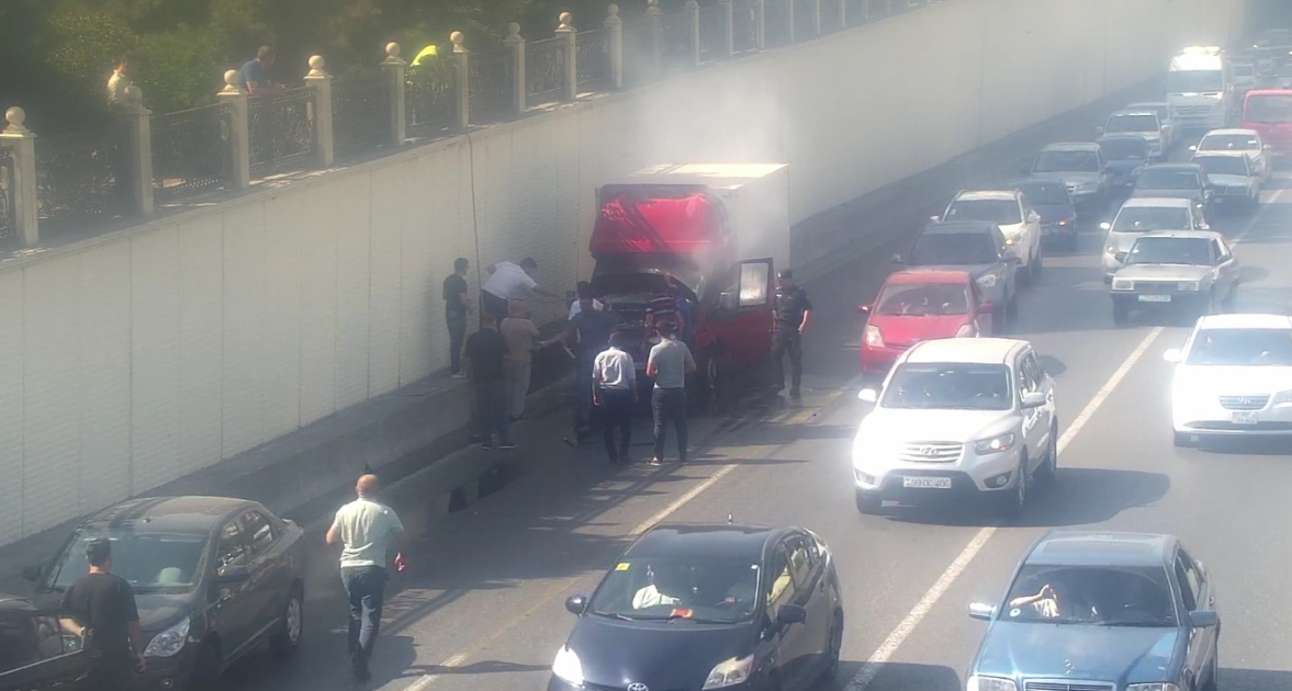 Yasamalda yük maşını yandı: tıxac yarandı - FOTOLAR